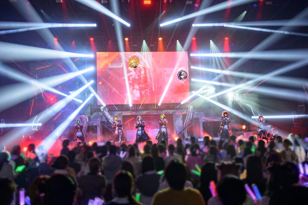 AMPTAKxCOLORSのホールツアー愛知公演のステージと観客