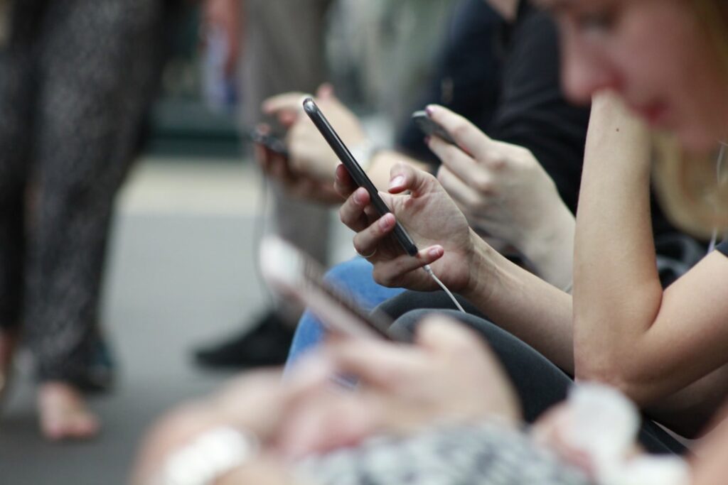 スマートフォンを操作する人たち（イメージ写真）