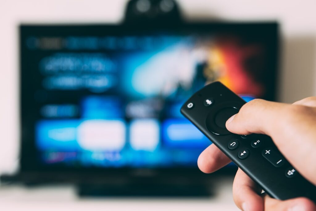 テレビとリモコンのイメージ写真（TVerの操作画面ではありません）