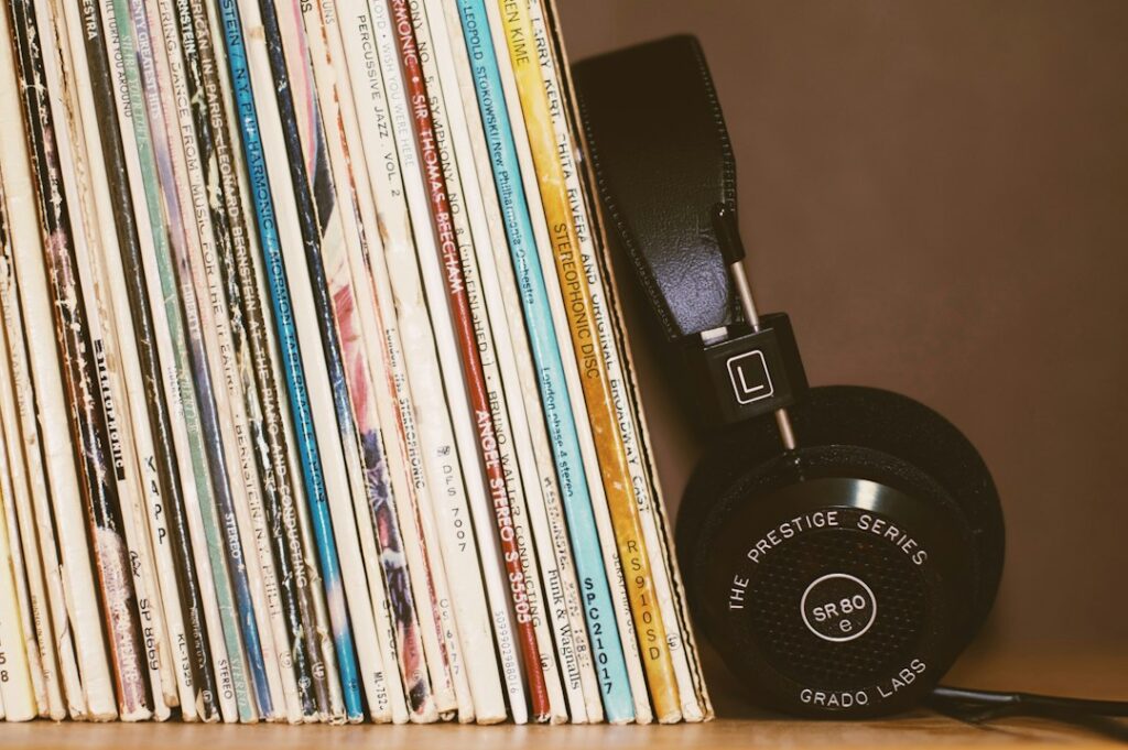 レコードとヘッドホン（イメージ写真）