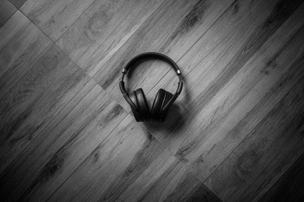 音楽を聴くヘッドホン（イメージ写真）